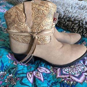 Adorable tan Dingo boots